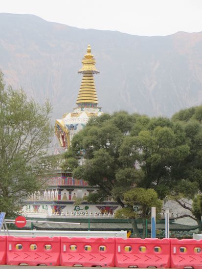 Wir fahren an einer Stupa vorbei, das sind Grabbauten. Auf unserer Tour heute sehen wir einige, ebenso wie tibetanische Klöster.