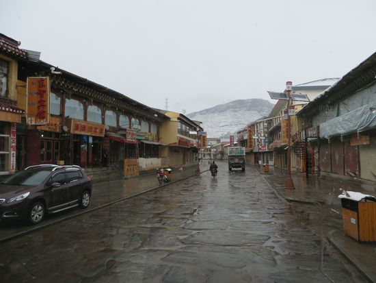 Wir fahren zurück durch den kleinen Ort auf die 213, und dann geht es stetig in die Berge bis 3.800 m Höhe und es erwartet und Schnee. Ein früher Wintereinbruch dieses Jahr
