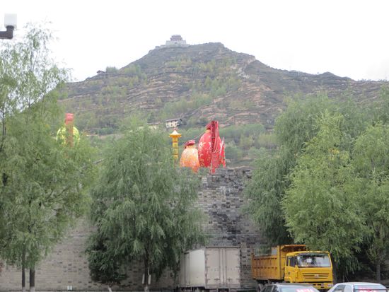 Dann fahren wir entlang der Stadtmauer weiter, in ca. 2 km sollten wir Gas tanken können. Wir warten auf Manni, der den Adapter hat und dann wird unsere Flasche aufgefüllt. Jetzt können wir wieder alle Aggregate laufen lassen.