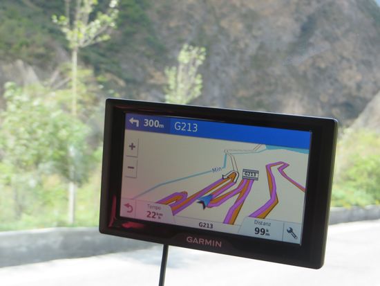 Das Navi sagt uns genau wie wir fahren müssen. Immer schön in Kurven hinab bis auf 700m.