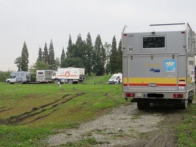 Wir müssen rückwärts aus dem Campingplatz herausfahren und machen uns dann auf den Weg nach Chendu -nur 60km –