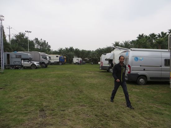Unser Campingplatz in Chengdu, Arthur eilt mit Riesenschritten geschäftig über den Platz.
