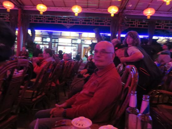 Dann ging es wieder zurück in die Stadt zu einem kleinen Theater, in dem wir eine echte Sichuan Aufführung sehen werden. Wir nehmen Platz und werden mit Tee und kleinen Teigtaschen versorgt.