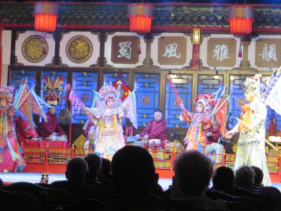 Dann geht die Aufführung los. Es gibt Tänze und Gesänge, einzelne Künstler spielen auf einer „Flöte“ und einer „Geige“. Es gibt Marionetten und Sketche, die wir natürlich nicht verstehen, unser chinesisch ist leider noch nicht so gut.