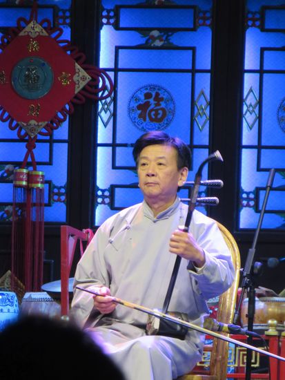 er spielt wunderbar eine chinesische Geige