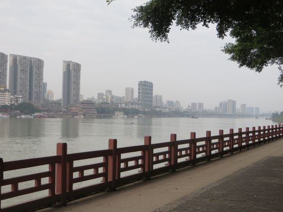 Blick auf Leshan über den Fluß rüber, leider ist das Wetter nicht so gut