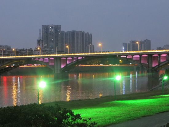 abends ist alles beleuchtet, die Brücke, die Bäume und die Gebäude. Das sieht sehr heimelig aus.