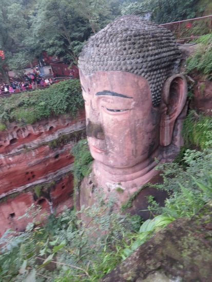 Oben angekommen hat man dann den direkten Blick auf den großen Kopf des Buddhas.
Wir stehen in etwa auf Augenhöhe mit dem Buddha.