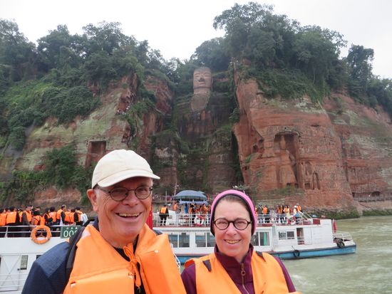 hinter uns der große Buddha 71 m hoch, wir waren da !