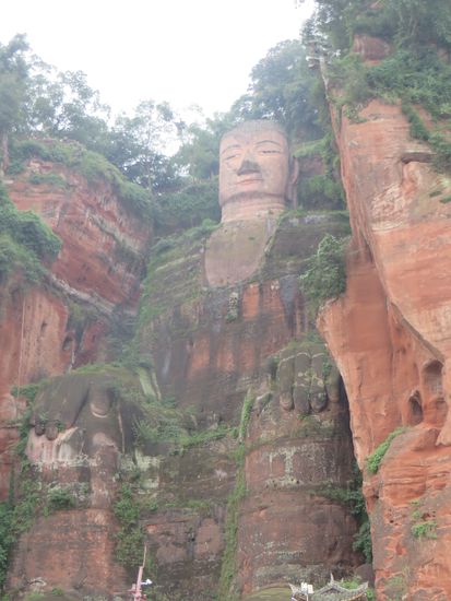 Dann waren wir bei dem Buddha, er  ist riesig, die Ohren sind 6,3 m lang, die Nase ist 5,3 m lang.
Von hier unten sieht der Kopf klein aus, als wir oben standen, sah das ganz anders aus. Die Hände sind auch sehr groß