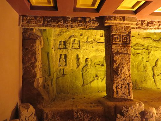 Es gab auch noch andere Ausstellungen mit den verschiedensten Buddhas, leider aber keine Erklärungen. So sind wir einfach dem Weg durch den Bambuswald gefolgt.