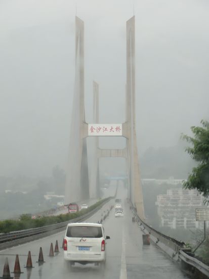 Bei schlechtem Wetter überqueren wir eine Brücke.