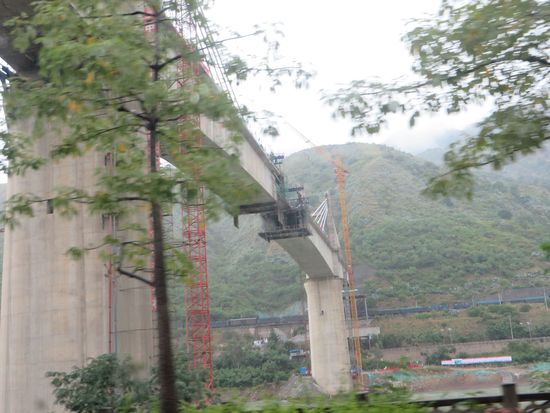Diese Brücke  ist noch nicht ganz fertig.