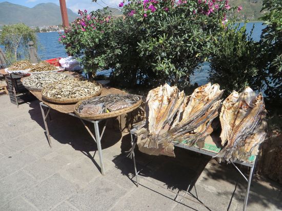 Und wenn man den Fisch nicht sofort essen will, gibt es ihn auch bretthart getrocknet