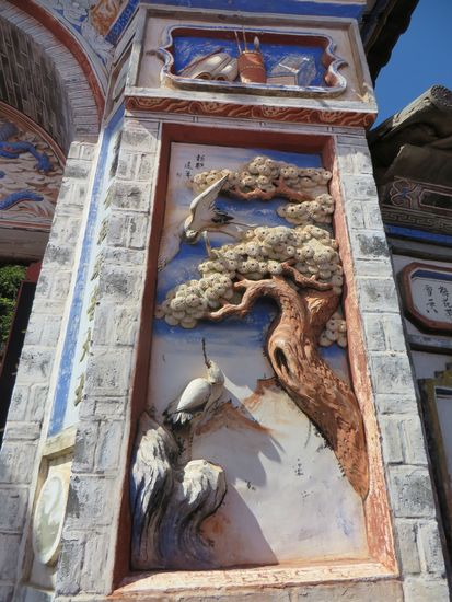 Die Hauseingänge sind schön mit Schnitzereien geschmückt. Sie sind typisch für die Minderheit, die hier lebt.