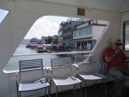 gleich fahren wir wieder ab von der Insel im See