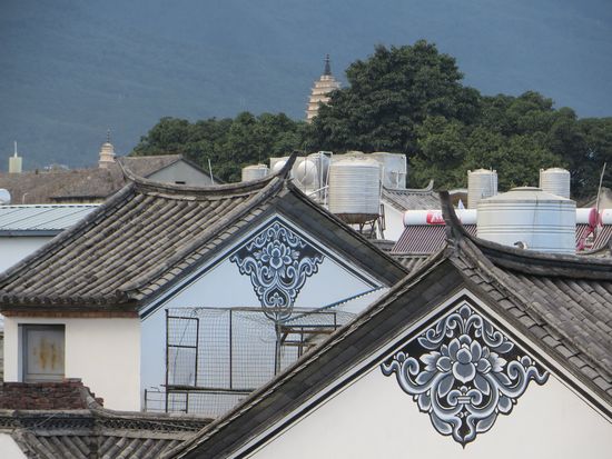 Die hohe Pagode und die schön bemalten Stadthäuser