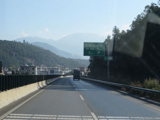 Fahren wieder gute Straßen, Autobahn und deshalb ist das Fahren nicht so anstrengend.