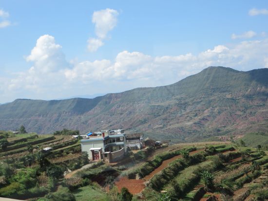 Es geht auch wieder an Terrassen vorbei, die aber schon abgeerntet sind.