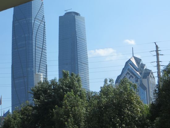 wir fahren unter der Brücke und haben den Blick auf die Hochhäuser