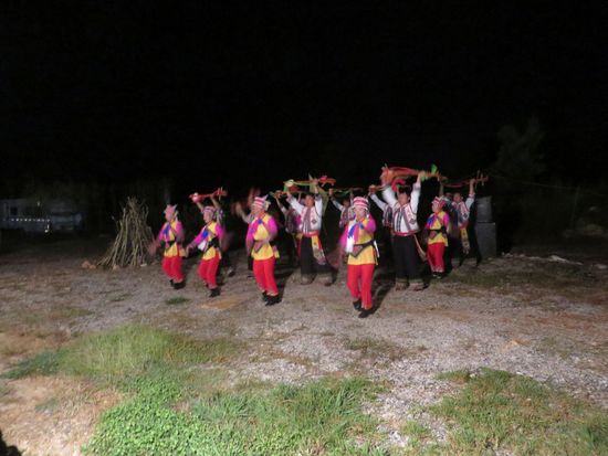 Als wir dann auf den Campingplatz zurückkamen, gab es dort eine Tanzaufführung von Einheimischen.