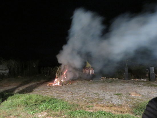 Dann wurde ein großes Feuer entzündet und der Abend klang langsam aus.