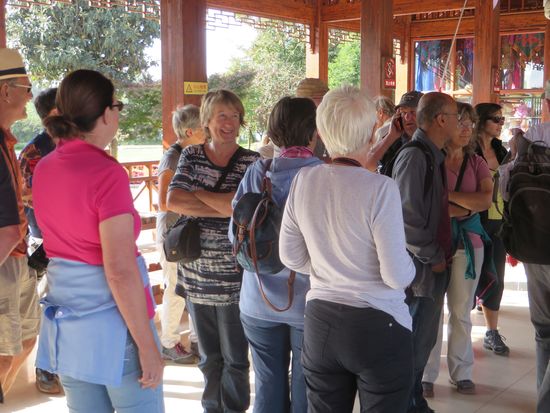 Am Eingang  mußten wir dann auf die kleinen Elektroautos warten, die uns zu den besonderen Stellen im Steinwald fahren.