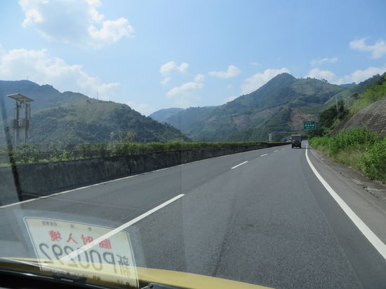 Dann ging’s auf die Autobahn und jetzt kamen wir schnell voran, es ging durch Mittelgebirgslandschaften. Berge waren jetzt nicht mehr so hoch und sind auch zurückgetreten, die Täler werden breiter