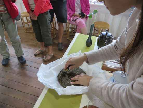 Wir können den gepressten Tee kaufen, er wird nicht mit kochendem Wasser, sondern das Wasser darf nur 80° haben, zubereitet.