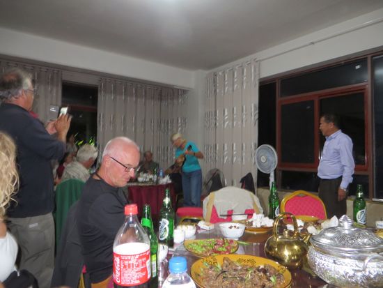 Ines griff zu Klampfe und trug selbstgedichtet Lieder vor. So wurde es ein lustiger Abend. Zum Platz ging es dann wieder mit dem Liegebus zurück.