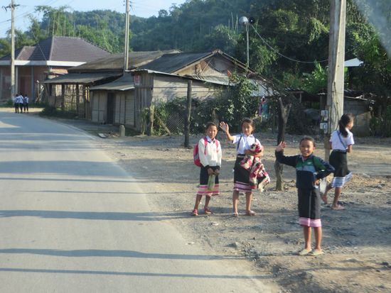 Die Kinder trugen Schuluniformen und sie winkten uns fröhlich zu.