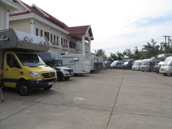 hier stehen wir am Hotel