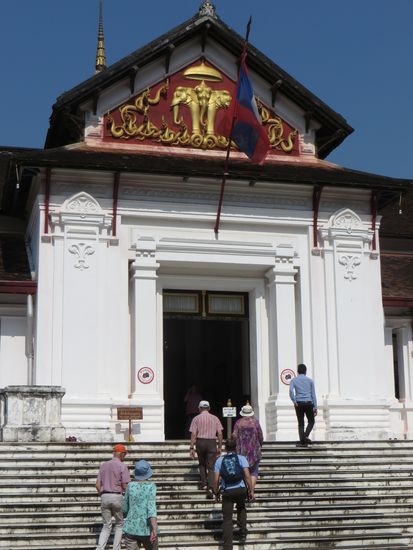 jetzt gehen wir in das Museum