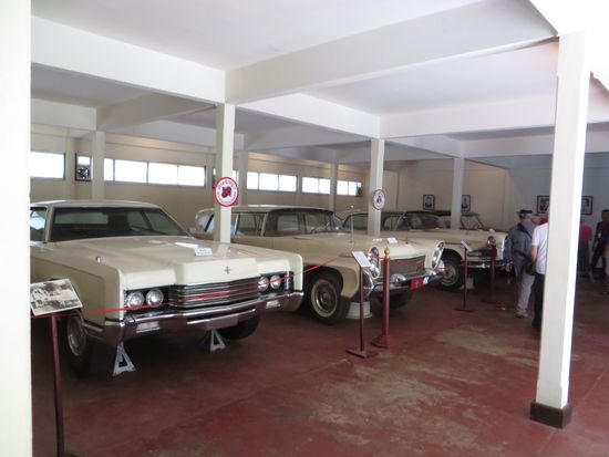 In der Garage stand der Fuhrpark des Königs, alles alte Autos