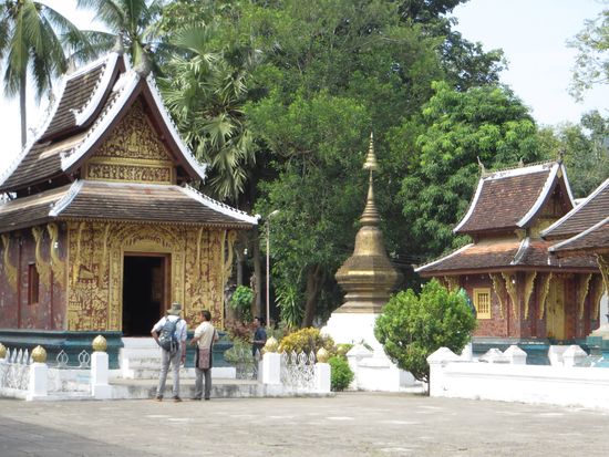 Dann gings weiter zum Haupttempel der Stadt. Hier konnten wir uns umsehen und die Tempel der gesamten Anlage besichtigen. Schuhe aus !
