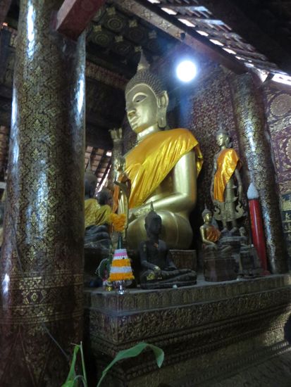riesige goldene Buddhas gab es auch hier zu sehen.