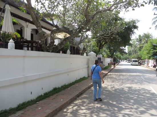 In der Mittagspause gingen wir zum Mekong hinunter, und in einem kleinen Restaurant haben wir gegessen.