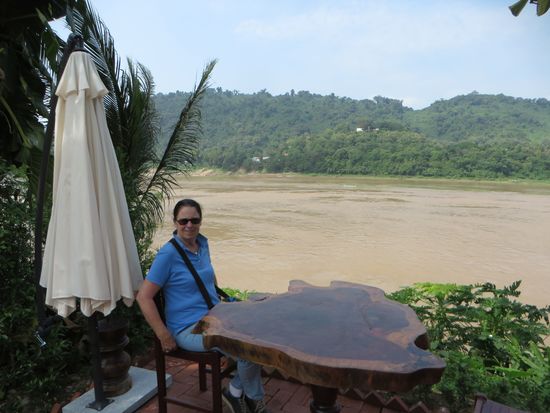 direkt am Mekong zum Mittagessen - leider noch nichts auf dem Tisch