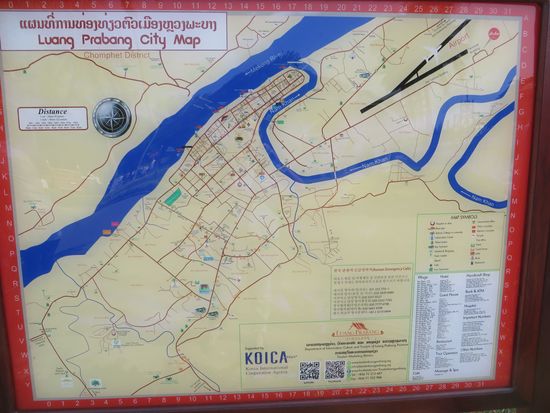 Hier in Luang Prabang fließt der Nebenfluss Nam Khan in den Mekong. Das kann man an der Farbe des Wassers gut erkennen, der Mekong ist gelb-braun und der Nam Khan grünlich. Hier sind auch die Fischer und angeln.