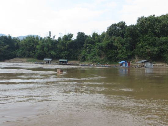kleine Häuschen am Ufer und die Fischer