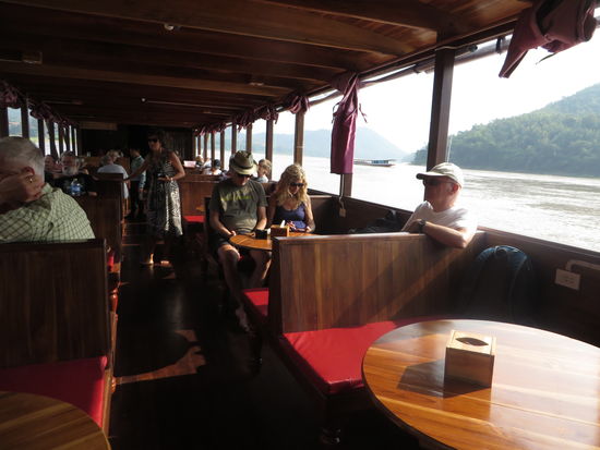 Wir sind so ca. 1 ½ Stunden mit dem Schiff gefahren und haben dann bei einer Whiskeybrennerei halt gemacht. Hier gab es dann den Whiskey zu probieren, aber er soll nicht geschmeckt haben.