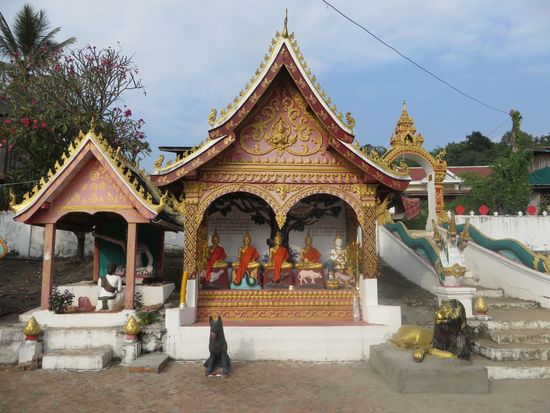 Auch hier in dem kleinen Dorf gab es eine Tempelanlage, Mönche liefen herum und reinigten die Anlage.