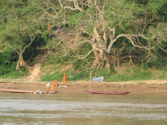 und im Fluß wuschen sie ihre Kleider