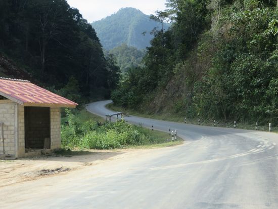 Es geht auch wieder über kurvige und bergige Straßen.