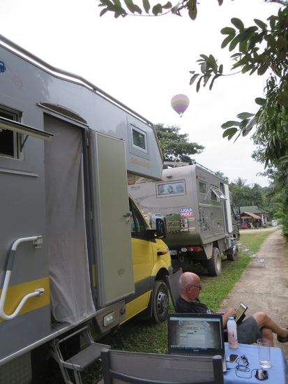 und sind schon mittags an dem Stellplatz. Es ist Bungalowhotel und wir stehen auf der Wiese. Am frühen Abend fährt ein Ballon an unserem Platz vorbei.