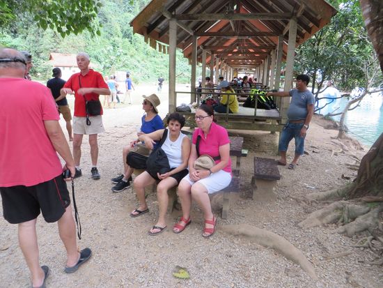 78. Tag, Dienstag, 7.11.2017 – Vang Vieng – 
Der heutige Tag fängt ruhig und beschaulich an, wir wollen am Nachmittag mit Tuk-Tuks zur Blauen Lagune fahren. Um 14 Uhr geht es dann los.