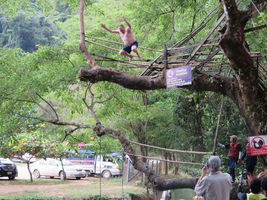Manni wagt als Erster den Sprung in die Tiefe
