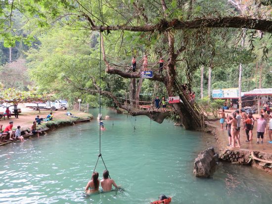 Chinesen versuchen auch ihr Können und springen in die blaue Lagune