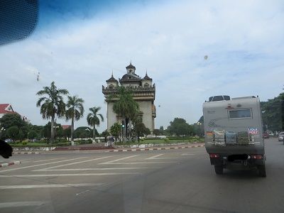 Wir fahren an dem Patuxay vorbei. Einem laotischen Arc de Triomphe. Er wurde aus dem Zement gebaut, der eigentlich für die Landesbahn eines Flughafens von Vientiane gedacht war.