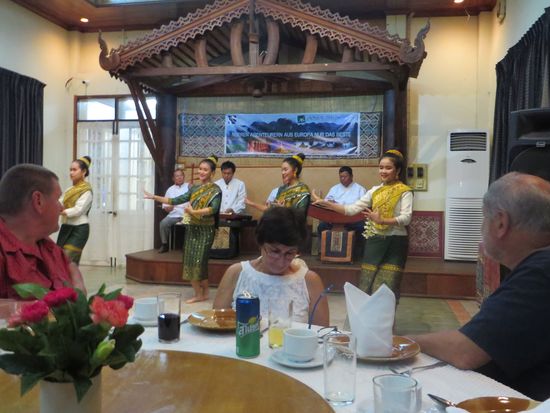 die Tänzereinnen tanzen für uns